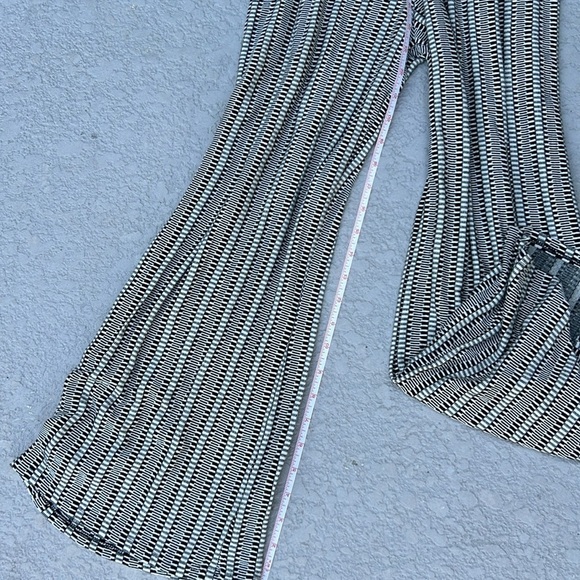 NWT Caution To The Wind Black White Short Sleeve Wide Leg Romper Size M - Picture 7 of 7